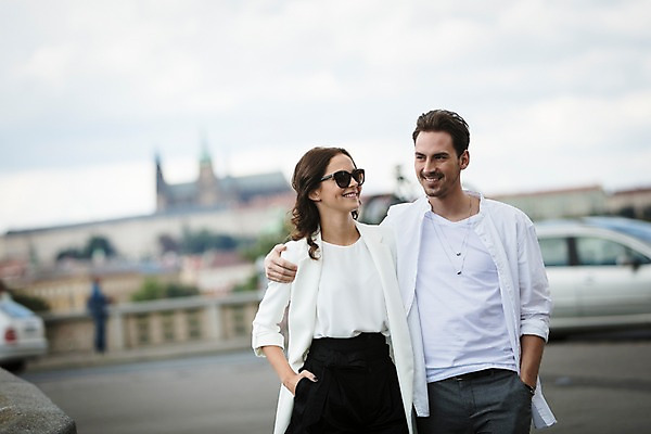 포토 JPG 주간 서양인 커플 여자 남자 도로 자동차 거리 사랑 미소 사람 상반신 20대 성인 야외 두명 앞모습 선글라스 걷기 다정 주머니손 프라하 성인만 어깨에손 국내포토 자연요소 외국인 감정 안경 길 육상교통 뷰포인트 컨셉 관계 교통시설 모션 표정 청년 체코 파일형식