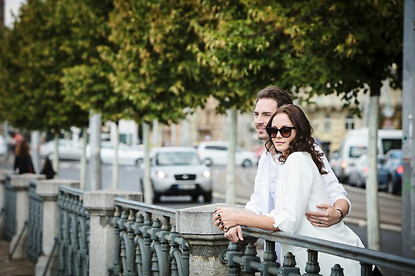 포토 JPG 주간 서양인 나무 커플 응시 여자 남자 도로 허리손 난간 자동차 거리 사랑 미소 사람 상반신 20대 성인 야외 두명 옆모습 선글라스 기댐 다정 구경 프라하 가교 성인만 국내포토 자연요소 외국인 식물 건축물 시선 감정 안경 길 육상교통 뷰포인트 포즈 컨셉 관계 교통시설 모션 표정 청년 체코 파일형식