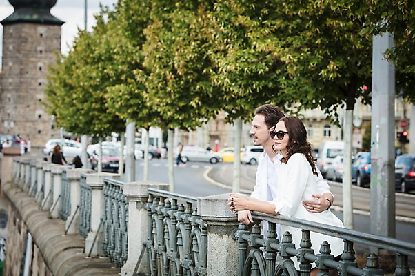 포토 JPG 주간 서양인 나무 커플 응시 여자 남자 도로 허리손 자동차 거리 사랑 사람 상반신 20대 성인 야외 두명 옆모습 선글라스 기댐 다정 구경 프라하 가교 성인만 국내포토 자연요소 외국인 식물 건축물 시선 감정 안경 길 육상교통 뷰포인트 포즈 컨셉 관계 교통시설 모션 청년 체코 파일형식