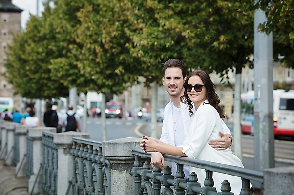포토 JPG 주간 서양인 나무 커플 응시 여자 남자 도로 허리손 자동차 거리 버스 사랑 미소 사람 상반신 20대 성인 야외 두명 옆모습 선글라스 기댐 다정 구경 프라하 가교 성인만 국내포토 자연요소 외국인 식물 건축물 시선 감정 안경 길 육상교통 뷰포인트 포즈 컨셉 관계 교통시설 모션 대중교통 표정 청년 체코 파일형식