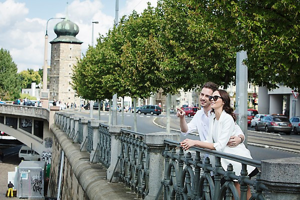 포토 JPG 주간 서양인 나무 커플 응시 여자 남자 도로 허리손 난간 자동차 거리 사랑 미소 사람 상반신 20대 성인 야외 두명 옆모습 선글라스 기댐 다정 가리킴 구경 프라하 가교 성인만 국내포토 자연요소 외국인 식물 건축물 시선 감정 안경 길 육상교통 뷰포인트 포즈 컨셉 관계 교통시설 모션 표정 손짓 청년 체코 파일형식