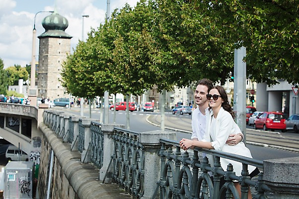 포토 JPG 주간 서양인 나무 건축물 커플 응시 여자 남자 도로 허리손 난간 자동차 거리 사랑 미소 사람 상반신 20대 성인 야외 두명 옆모습 선글라스 기댐 다정 구경 프라하 가교 성인만 국내포토 자연요소 외국인 식물 시선 건축 감정 안경 길 육상교통 뷰포인트 포즈 컨셉 관계 교통시설 모션 표정 청년 체코 파일형식