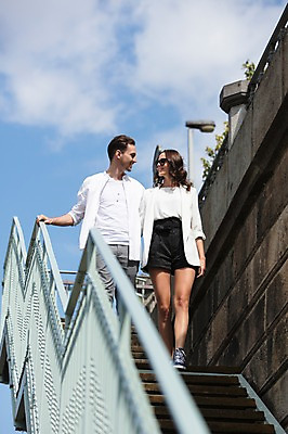 포토 JPG 주간 전신 서양인 구름 커플 여자 남자 행복 하늘 사랑 미소 사람 20대 성인 야외 두명 앞모습 선글라스 마주보기 걷기 계단 다정 잡기 프라하 성인만 국내포토 자연요소 외국인 감정 안경 뷰포인트 컨셉 관계 모션 표정 청년 체코 파일형식