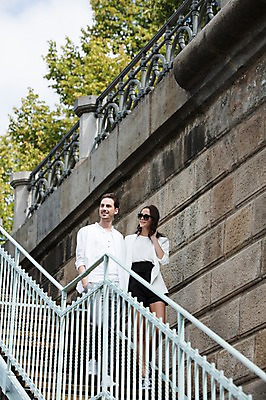 포토 JPG 주간 서양인 나무 커플 응시 여자 남자 하늘 사랑 미소 사람 상반신 20대 성인 야외 두명 앞모습 선글라스 걷기 계단 프라하 성인만 국내포토 자연요소 외국인 식물 시선 감정 안경 뷰포인트 관계 모션 표정 청년 체코 파일형식