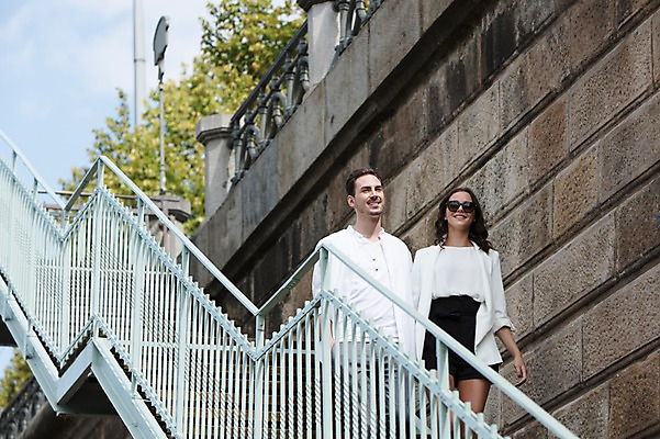 포토 JPG 주간 서양인 커플 응시 여자 남자 사랑 미소 사람 상반신 20대 성인 야외 두명 앞모습 선글라스 걷기 계단 프라하 성인만 국내포토 자연요소 외국인 시선 감정 안경 뷰포인트 관계 모션 표정 청년 체코 파일형식