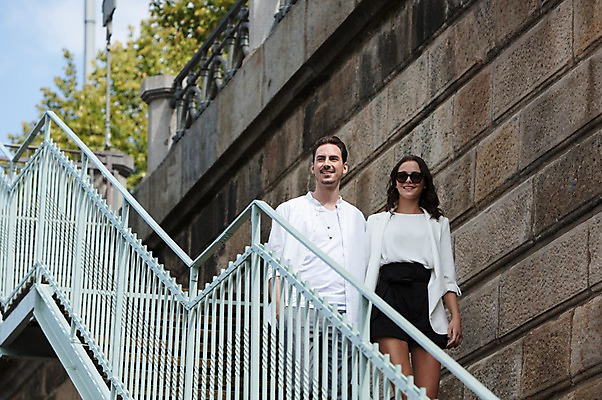 포토 JPG 주간 서양인 커플 여자 남자 사랑 미소 사람 상반신 20대 성인 야외 두명 앞모습 선글라스 걷기 계단 프라하 성인만 국내포토 자연요소 외국인 감정 안경 뷰포인트 관계 모션 표정 청년 체코 파일형식