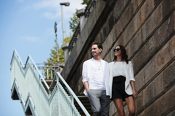 포토 JPG 주간 서양인 구름 커플 응시 여자 남자 가로등 하늘 사랑 사람 상반신 20대 성인 야외 두명 앞모습 선글라스 걷기 계단 프라하 성인만 국내포토 자연요소 외국인 시선 공공시설 감정 안경 뷰포인트 관계 모션 청년 체코 파일형식