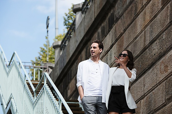 포토 JPG 주간 서양인 커플 응시 여자 남자 사랑 미소 사람 상반신 20대 성인 야외 두명 앞모습 선글라스 걷기 계단 가리킴 프라하 성인만 국내포토 자연요소 외국인 시선 감정 안경 뷰포인트 관계 모션 표정 손짓 청년 체코 파일형식