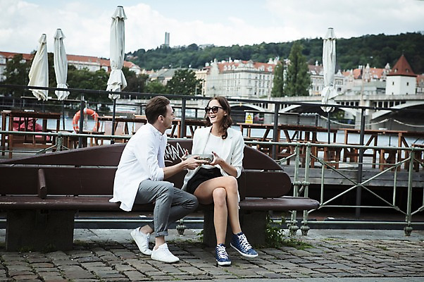포토 JPG 주간 전신 서양인 건축물 커플 여자 남자 행복 벤치 선물 사랑 미소 사람 앉기 20대 성인 야외 두명 앞모습 옆모습 선글라스 기쁨 파라솔 강가 즐거움 주기 프라하 야외카페 야외테이블 성인만 국내포토 자연요소 외국인 건축 감정 안경 뷰포인트 의자 관계 모션 탁자 표정 청년 강 카페 체코 파일형식