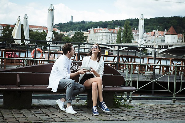 포토 JPG 주간 전신 서양인 건축물 커플 응시 여자 남자 행복 벤치 선물 사랑 미소 사람 앉기 20대 성인 야외 두명 앞모습 옆모습 선글라스 기쁨 파라솔 강가 즐거움 주기 프라하 야외카페 야외테이블 성인만 국내포토 자연요소 외국인 시선 건축 감정 안경 뷰포인트 의자 관계 모션 탁자 표정 청년 강 카페 체코 파일형식