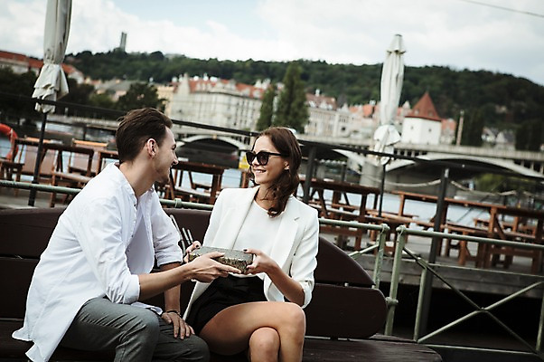 포토 JPG 주간 서양인 건축물 커플 여자 남자 행복 벤치 선물 사랑 미소 사람 앉기 상반신 20대 성인 야외 두명 앞모습 옆모습 선글라스 마주보기 기쁨 파라솔 강가 주기 프라하 야외카페 야외테이블 성인만 국내포토 자연요소 외국인 건축 감정 안경 뷰포인트 의자 관계 모션 탁자 표정 청년 강 카페 체코 파일형식