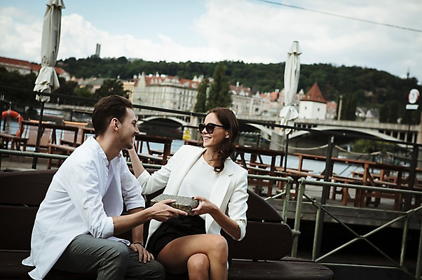 포토 JPG 주간 서양인 구름 건축물 커플 여자 남자 행복 벤치 하늘 선물 사랑 미소 사람 앉기 상반신 20대 성인 야외 두명 앞모습 옆모습 선글라스 기쁨 다리꼬기 파라솔 강가 주기 프라하 야외테이블 성인만 국내포토 자연요소 외국인 건축 감정 안경 뷰포인트 의자 관계 모션 탁자 표정 청년 강 체코 파일형식