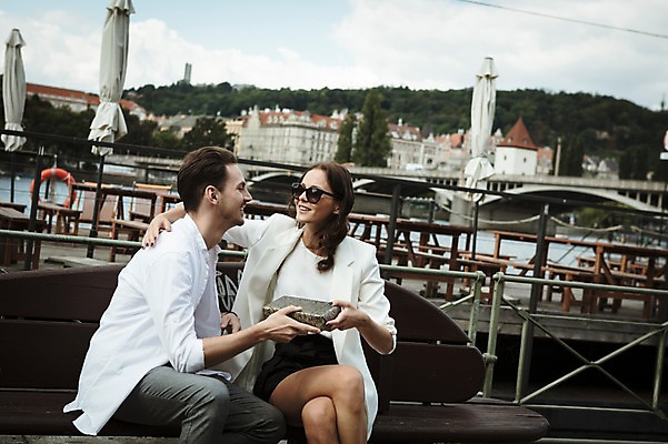 포토 JPG 주간 서양인 구름 건축물 커플 여자 남자 행복 벤치 하늘 선물 사랑 미소 사람 앉기 상반신 20대 성인 야외 두명 앞모습 옆모습 선글라스 기쁨 파라솔 강가 주기 프라하 야외카페 야외테이블 성인만 어깨에손 국내포토 자연요소 외국인 건축 감정 안경 뷰포인트 의자 관계 모션 탁자 표정 청년 강 카페 체코 파일형식