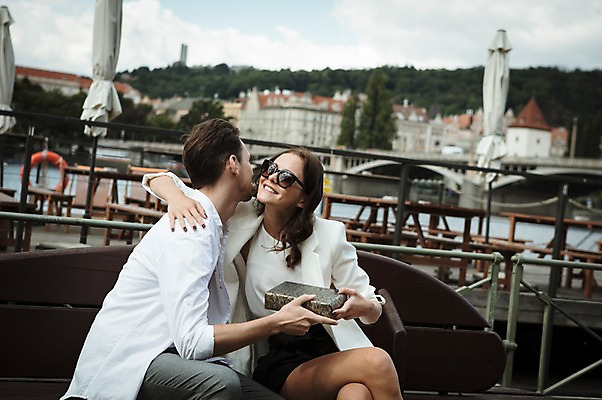 포토 JPG 주간 서양인 건축물 커플 여자 남자 행복 벤치 안기 선물 사랑 미소 사람 앉기 상반신 20대 성인 야외 두명 앞모습 옆모습 선글라스 기쁨 파라솔 강가 주기 프라하 야외카페 야외테이블 성인만 국내포토 자연요소 외국인 건축 감정 안경 뷰포인트 의자 관계 모션 탁자 표정 청년 강 카페 체코 파일형식