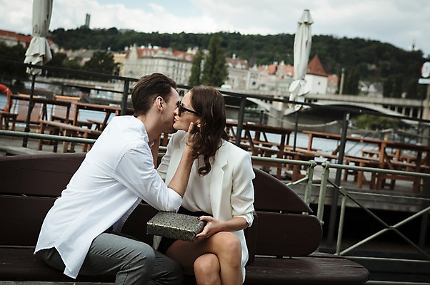 포토 JPG 주간 서양인 건축물 커플 여자 남자 행복 벤치 키스 선물 사랑 사람 앉기 상반신 20대 성인 야외 두명 앞모습 옆모습 선글라스 기쁨 파라솔 강가 주기 프라하 야외카페 야외테이블 성인만 국내포토 자연요소 외국인 건축 감정 안경 뷰포인트 의자 관계 모션 탁자 청년 강 카페 애정표현 체코 파일형식