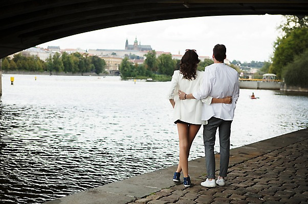 포토 JPG 주간 전신 서양인 나무 건축물 커플 여자 남자 허리손 사랑 서기 사람 20대 성인 야외 두명 뒷모습 강 다정 프라하 다리밑 성인만 국내포토 자연요소 외국인 식물 건축 감정 뷰포인트 포즈 컨셉 관계 모션 청년 다리_건축물 아래 체코 파일형식