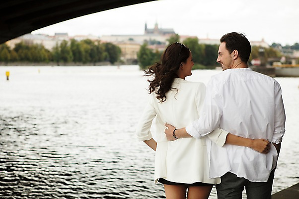 포토 JPG 주간 서양인 커플 응시 여자 남자 허리손 사랑 서기 미소 사람 상반신 20대 성인 야외 두명 뒷모습 강 마주보기 다정 프라하 다리밑 성인만 국내포토 자연요소 외국인 시선 감정 뷰포인트 포즈 컨셉 관계 모션 표정 청년 다리_건축물 아래 체코 파일형식