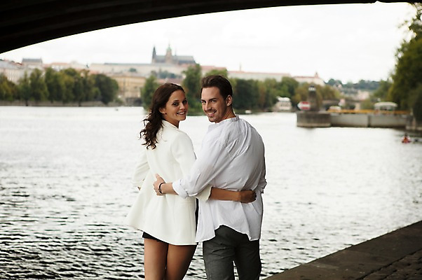 포토 JPG 주간 서양인 건축물 커플 여자 남자 허리손 사랑 미소 사람 상반신 20대 성인 야외 두명 뒷모습 강 걷기 다정 뒤돌아보기 즐거움 프라하 다리밑 성인만 국내포토 자연요소 외국인 건축 감정 뷰포인트 포즈 컨셉 관계 모션 표정 청년 다리_건축물 아래 체코 파일형식