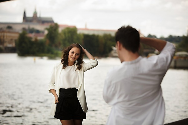 포토 JPG 주간 서양인 나무 건축물 커플 여자 남자 포즈 사랑 미소 사람 상반신 20대 성인 야외 두명 앞모습 뒷모습 아웃포커스 강 사진촬영 즐거움 프라하 성인만 국내포토 자연요소 외국인 식물 건축 감정 뷰포인트 관계 촬영기법 표정 청년 촬영 체코 파일형식