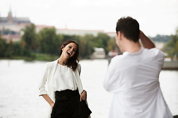 포토 JPG 주간 서양인 나무 커플 여자 남자 포즈 사랑 미소 사람 상반신 20대 성인 야외 두명 건물 앞모습 뒷모습 아웃포커스 강 사진촬영 즐거움 프라하 성인만 국내포토 자연요소 외국인 식물 건축물 감정 뷰포인트 관계 촬영기법 표정 청년 촬영 체코 파일형식