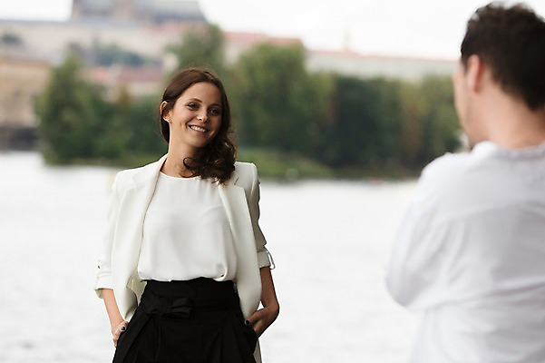 포토 JPG 주간 서양인 커플 여자 남자 포즈 사랑 미소 사람 상반신 20대 성인 야외 두명 건물 앞모습 뒷모습 아웃포커스 강 사진촬영 즐거움 프라하 성인만 국내포토 자연요소 외국인 건축물 감정 뷰포인트 관계 촬영기법 표정 청년 촬영 체코 파일형식