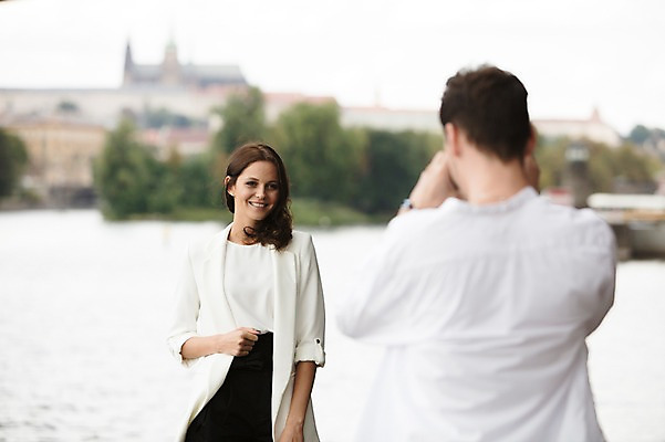 포토 JPG 주간 서양인 나무 커플 여자 남자 포즈 사랑 미소 사람 상반신 20대 성인 야외 두명 건물 앞모습 뒷모습 아웃포커스 강 사진촬영 즐거움 프라하 성인만 국내포토 자연요소 외국인 식물 건축물 감정 뷰포인트 관계 촬영기법 표정 청년 촬영 체코 파일형식
