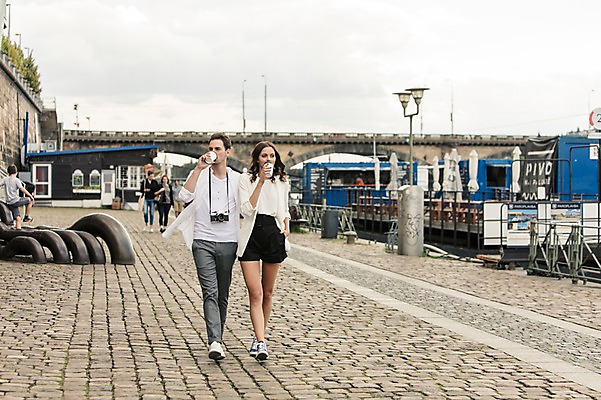 포토 JPG 주간 전신 서양인 커플 여자 남자 커피 가로등 거리 사랑 들기 사람 20대 성인 야외 두명 앞모습 걷기 카메라 마시기 즐거움 프라하 테이크아웃컵 가교 성인만 국내포토 자연요소 외국인 건축물 공공시설 감정 음료 뷰포인트 관계 모션 청년 컵 전자제품 체코 파일형식