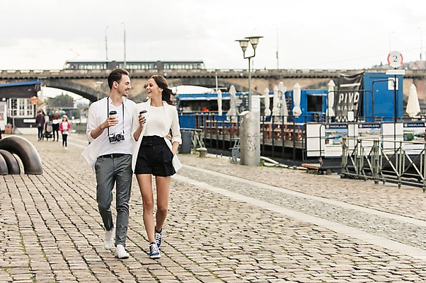 포토 JPG 주간 전신 서양인 커플 응시 여자 남자 커피 가로등 거리 사랑 미소 들기 사람 20대 성인 야외 두명 앞모습 마주보기 걷기 카메라 파라솔 즐거움 프라하 테이크아웃컵 가교 성인만 국내포토 자연요소 외국인 건축물 시선 공공시설 감정 음료 뷰포인트 관계 모션 표정 청년 컵 전자제품 체코 파일형식