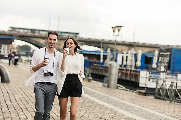 포토 JPG 주간 서양인 커플 여자 남자 커피 가로등 거리 사랑 미소 사람 상반신 20대 성인 야외 두명 앞모습 걷기 카메라 다정 마시기 파라솔 프라하 테이크아웃컵 가교 성인만 국내포토 자연요소 외국인 건축물 공공시설 감정 음료 뷰포인트 컨셉 관계 모션 표정 청년 컵 전자제품 체코 파일형식