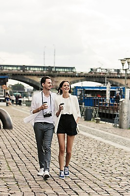 포토 JPG 주간 전신 서양인 커플 응시 여자 남자 커피 가로등 거리 버스 사랑 미소 들기 사람 20대 성인 야외 두명 앞모습 걷기 카메라 즐거움 프라하 테이크아웃컵 가교 성인만 국내포토 자연요소 외국인 건축물 시선 공공시설 감정 음료 육상교통 뷰포인트 관계 모션 대중교통 표정 청년 컵 전자제품 체코 파일형식