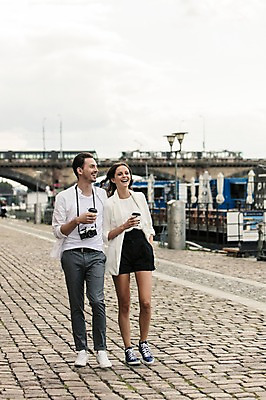 포토 JPG 주간 전신 서양인 커플 여자 남자 커피 거리 버스 사랑 미소 들기 사람 20대 성인 야외 두명 앞모습 걷기 카메라 즐거움 프라하 테이크아웃컵 가교 성인만 국내포토 자연요소 외국인 건축물 감정 음료 육상교통 뷰포인트 관계 모션 대중교통 표정 청년 컵 전자제품 체코 파일형식