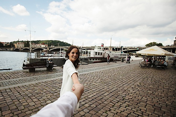 포토 JPG 주간 서양인 구름 커플 여자 남자 길 하늘 사랑 미소 사람 풍경 상반신 20대 성인 야외 두명 옆모습 강 걷기 손잡기 파라솔 즐거움 프라하 가교 선박 성인만 국내포토 자연요소 외국인 건축물 감정 뷰포인트 수상교통 관계 모션 표정 청년 체코 파일형식