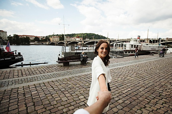 포토 JPG 주간 서양인 구름 커플 여자 남자 길 하늘 사랑 미소 사람 풍경 상반신 20대 성인 야외 두명 옆모습 강 걷기 마을 손잡기 즐거움 프라하 가교 선박 성인만 국내포토 자연요소 외국인 건축물 감정 뷰포인트 수상교통 관계 모션 표정 청년 체코 파일형식