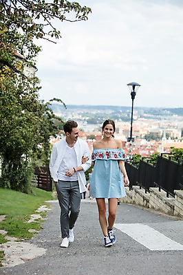 포토 JPG 주간 전신 서양인 나무 커플 여자 남자 가로등 사랑 미소 사람 풍경 20대 성인 야외 두명 앞모습 담장 걷기 팔짱 다정 도시 프라하 언덕길 성인만 국내포토 자연요소 외국인 식물 공공시설 감정 길 뷰포인트 컨셉 관계 모션 표정 청년 체코 파일형식