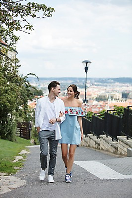 포토 JPG 주간 전신 서양인 나무 커플 여자 남자 하늘 사랑 미소 사람 풍경 20대 성인 야외 두명 앞모습 담장 걷기 팔짱 다정 도시 프라하 언덕길 성인만 국내포토 자연요소 외국인 식물 감정 길 뷰포인트 컨셉 관계 모션 표정 청년 체코 파일형식