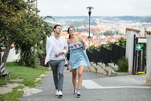 포토 JPG 주간 전신 서양인 나무 커플 응시 여자 남자 가로등 지붕 사랑 미소 사람 풍경 20대 성인 야외 두명 앞모습 걷기 다정 도시 프라하 언덕길 성인만 국내포토 자연요소 외국인 식물 시선 공공시설 감정 길 뷰포인트 컨셉 관계 모션 표정 청년 체코 파일형식