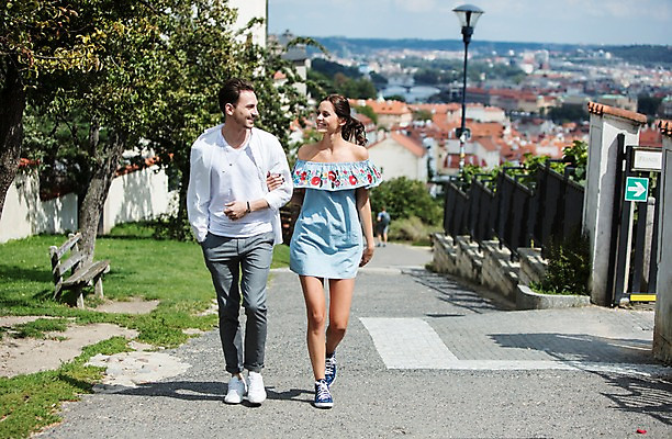 포토 JPG 주간 전신 서양인 나무 커플 여자 남자 벤치 사랑 미소 사람 풍경 20대 성인 야외 두명 앞모습 마주보기 걷기 팔짱 다정 도시 즐거움 프라하 언덕길 성인만 국내포토 자연요소 외국인 식물 감정 길 뷰포인트 컨셉 의자 관계 모션 표정 청년 체코 파일형식