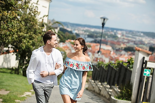 포토 JPG 주간 서양인 나무 구름 커플 여자 남자 화살표 하늘 지붕 사랑 미소 사람 풍경 상반신 20대 성인 야외 두명 앞모습 문 마주보기 걷기 팔짱 다정 도시 프라하 언덕길 성인만 국내포토 자연요소 외국인 식물 감정 길 뷰포인트 컨셉 관계 모션 표정 청년 체코 파일형식