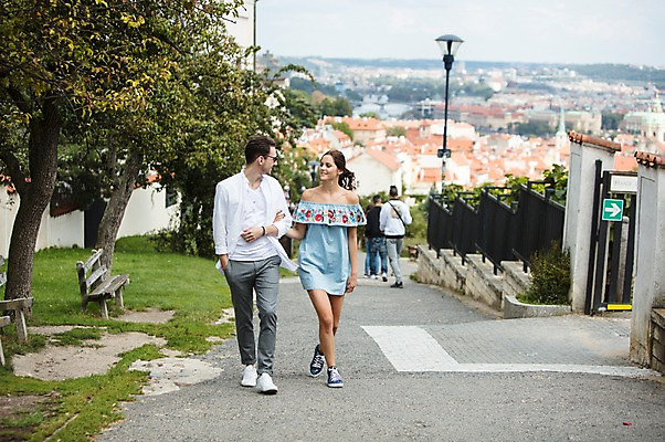 포토 JPG 주간 전신 서양인 나무 커플 여자 남자 가로등 벤치 지붕 거리 사랑 미소 사람 풍경 20대 성인 야외 두명 앞모습 선글라스 마주보기 걷기 팔짱 다정 프라하 언덕길 성인만 국내포토 자연요소 외국인 식물 공공시설 감정 안경 길 뷰포인트 컨셉 의자 관계 모션 표정 청년 체코 파일형식