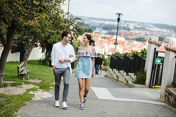 포토 JPG 주간 전신 서양인 나무 커플 여자 남자 벤치 사랑 미소 사람 풍경 잔디 20대 성인 야외 두명 앞모습 선글라스 마주보기 걷기 팔짱 다정 도시 프라하 언덕길 성인만 국내포토 자연요소 외국인 식물 감정 안경 길 뷰포인트 컨셉 의자 관계 모션 표정 청년 체코 파일형식