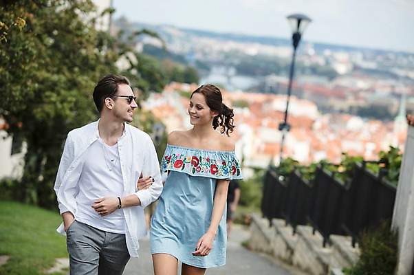 포토 JPG 주간 서양인 나무 커플 여자 남자 거리 사랑 미소 사람 상반신 20대 성인 야외 두명 앞모습 선글라스 마주보기 걷기 팔짱 다정 언덕 프라하 언덕길 성인만 국내포토 자연요소 외국인 식물 감정 안경 길 뷰포인트 컨셉 관계 모션 표정 청년 체코 파일형식