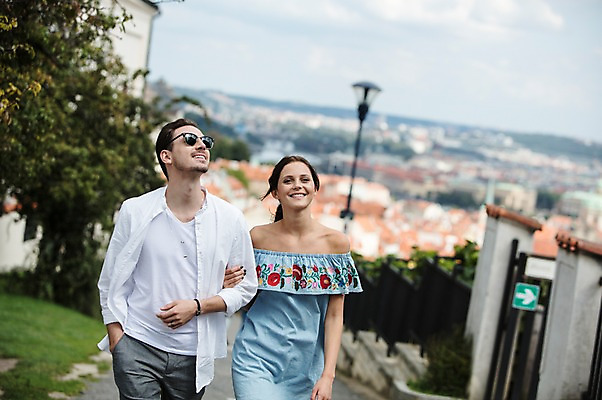 포토 JPG 주간 서양인 커플 여자 남자 화살표 주택 사랑 미소 사람 상반신 20대 성인 야외 두명 앞모습 선글라스 문 걷기 팔짱 올려보기 언덕 프라하 언덕길 성인만 국내포토 자연요소 외국인 감정 안경 길 뷰포인트 관계 모션 표정 청년 건물 체코 파일형식