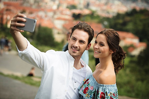 포토 JPG 주간 서양인 커플 여자 남자 주택 사랑 서기 미소 들기 사람 풍경 상반신 20대 성인 야외 두명 옆모습 스마트폰 다정 도시 셀프카메라 프라하 성인만 국내포토 자연요소 외국인 감정 뷰포인트 컨셉 관계 모션 표정 청년 건물 핸드폰 스마트기기 사진촬영 체코 파일형식