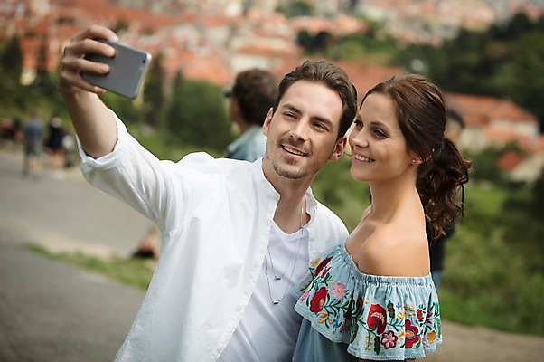 포토 JPG 주간 서양인 커플 여자 남자 주택 사랑 서기 미소 들기 사람 풍경 상반신 20대 성인 야외 두명 옆모습 스마트폰 다정 도시 셀프카메라 프라하 성인만 국내포토 자연요소 외국인 감정 뷰포인트 컨셉 관계 모션 표정 청년 건물 핸드폰 스마트기기 사진촬영 체코 파일형식