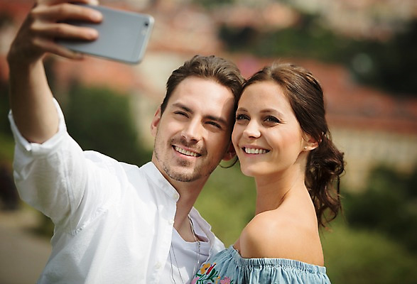 포토 JPG 주간 서양인 커플 여자 남자 주택 사랑 서기 미소 들기 사람 풍경 근접촬영 상반신 20대 성인 야외 두명 옆모습 스마트폰 다정 도시 셀프카메라 프라하 성인만 국내포토 자연요소 외국인 감정 뷰포인트 컨셉 관계 모션 표정 청년 건물 핸드폰 스마트기기 사진촬영 체코 파일형식