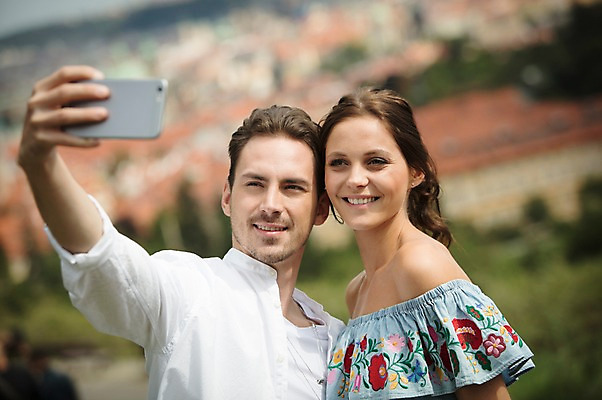 포토 JPG 주간 서양인 커플 여자 남자 주택 사랑 서기 미소 들기 사람 풍경 근접촬영 상반신 20대 성인 야외 두명 앞모습 스마트폰 다정 도시 셀프카메라 프라하 성인만 국내포토 자연요소 외국인 감정 뷰포인트 컨셉 관계 모션 표정 청년 건물 핸드폰 스마트기기 사진촬영 체코 파일형식