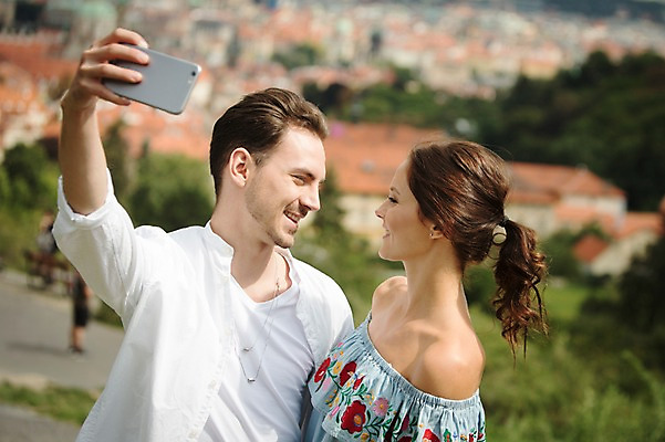 포토 JPG 주간 서양인 커플 여자 남자 주택 사랑 서기 미소 들기 사람 풍경 상반신 20대 성인 야외 두명 앞모습 옆모습 스마트폰 다정 도시 셀프카메라 프라하 성인만 국내포토 자연요소 외국인 감정 뷰포인트 컨셉 관계 모션 표정 청년 건물 핸드폰 스마트기기 사진촬영 체코 파일형식