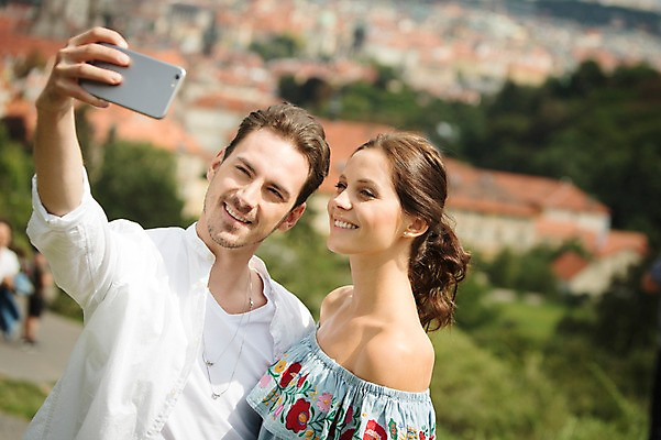 포토 JPG 주간 서양인 커플 여자 남자 주택 사랑 서기 미소 들기 사람 풍경 상반신 20대 성인 야외 두명 앞모습 옆모습 스마트폰 다정 도시 셀프카메라 프라하 성인만 국내포토 자연요소 외국인 감정 뷰포인트 컨셉 관계 모션 표정 청년 건물 핸드폰 스마트기기 사진촬영 체코 파일형식