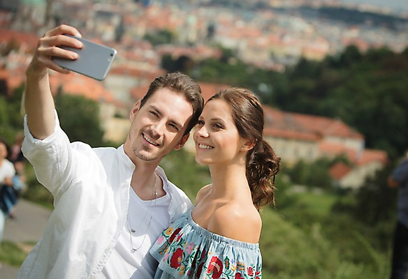 포토 JPG 주간 서양인 커플 여자 남자 주택 사랑 서기 미소 들기 사람 풍경 상반신 20대 성인 야외 두명 앞모습 옆모습 스마트폰 다정 도시 셀프카메라 프라하 성인만 국내포토 자연요소 외국인 감정 뷰포인트 컨셉 관계 모션 표정 청년 건물 핸드폰 스마트기기 사진촬영 체코 파일형식