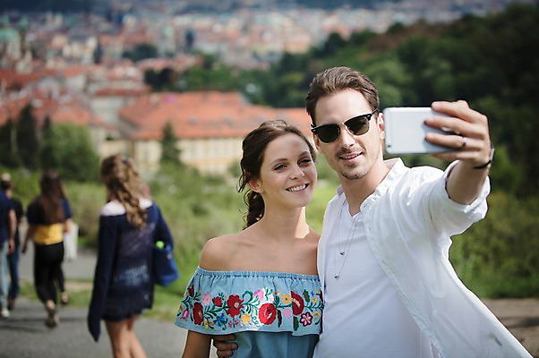 포토 JPG 주간 서양인 커플 여자 남자 주택 사랑 서기 미소 들기 사람 풍경 여러명 상반신 20대 성인 야외 앞모습 스마트폰 선글라스 다정 도시 셀프카메라 프라하 성인만 국내포토 자연요소 외국인 감정 안경 뷰포인트 다수 컨셉 관계 모션 표정 청년 건물 핸드폰 스마트기기 사진촬영 체코 파일형식